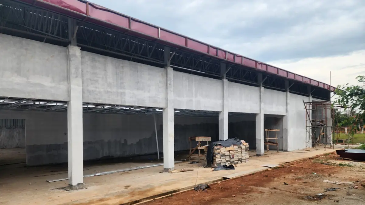 Situasi salah satu Gedung KDMP yang berada di Kecamatan Tebingtinggi masih dalam tahap pembangunan, Senin (29/6/2026).(WIRA SAPUTRA/RIAUPOS.CO)