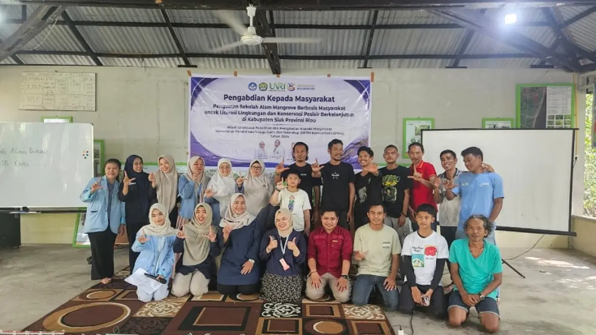Tim dosen, mahasiswa dan peserta pengabdian foto bersama di Aula Sekolah Alam, Ahad (28/6/2026) lalu. (Tim Dosen Unri Untuk Riau Pos)