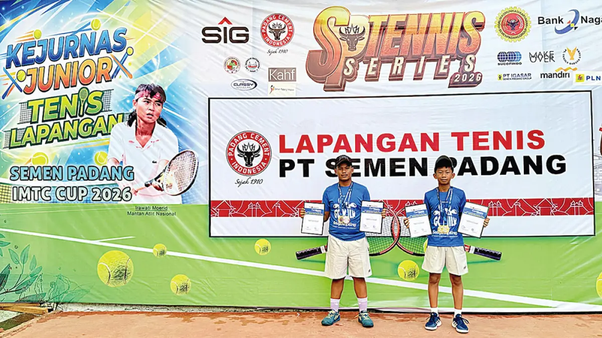 ATLET TENIS: Oemar Syareeq Hibrizi dan Barra Khaleev Abbasy, kakak-adik atlet tenis yang mengharumkan nama Kabupaten Siak dalam Kejuaraan Nasional (TDP) IMTC Nassau dan IMTC Semen Padang Cup yang digelar di Kota Padang, Sumatera Barat, Senin (29/6/2026). (koni siak untuk riau pos)
