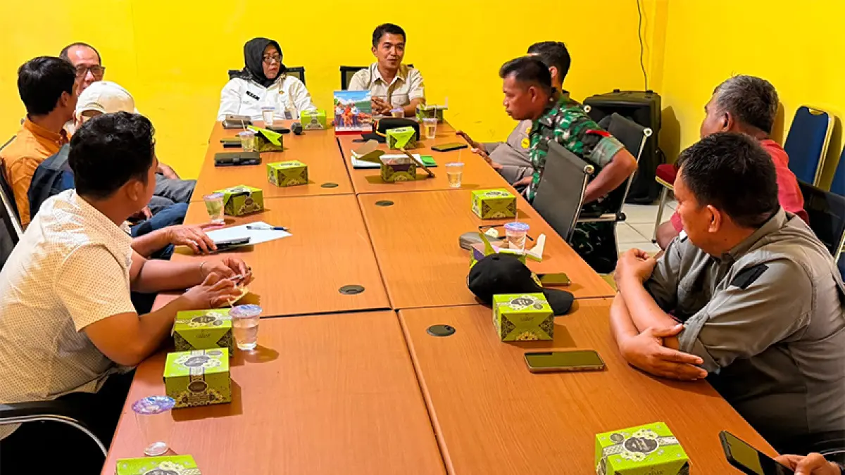 Anggota DPRD Eko Sutrisno, Upika, perwakilan Dinas PUPR, kepala desa, serta sejumlah perusahaan mengadakan pertemuan membahas kolaborasi perbaikan jalan, Rabu (1/7/2026). (Istimewa)