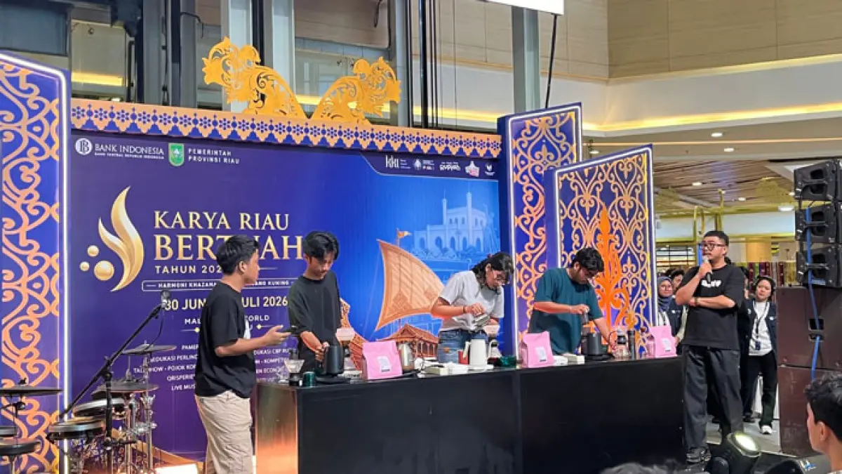 Barista muda Pekanbaru unjuk skill dalam Coffeetition 2026 yang merupakan rangkaian event Karya Riau Bertuah yang ditaja BI Riau di Living World Pekanbaru Rabu (1/7/2026). (Azura/Riaupos.co)