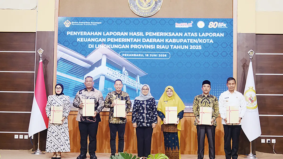 Bupati Siak Afni Z, Direktur Pengelolaan Pemeriksaan PKN V BPK RI Juska Meidy Enyke Sjam, Ketua DPRD Siak Indra Gunawan foto bersama penerima dokumen laporan hasil pemeriksaan  di Auditorium Kantor BPK RI Perwakilan Riau, Pekanbaru, Kamis (18/6/2026).
