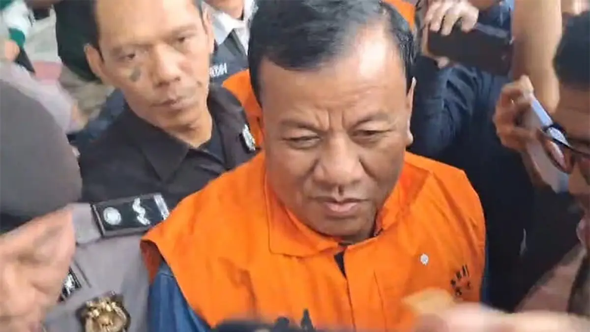 Bupati Suhardiman Amby memakai rompi oranye menuju mobil tahanan KPK, Rabu (1/7/2026). (Istimewa)