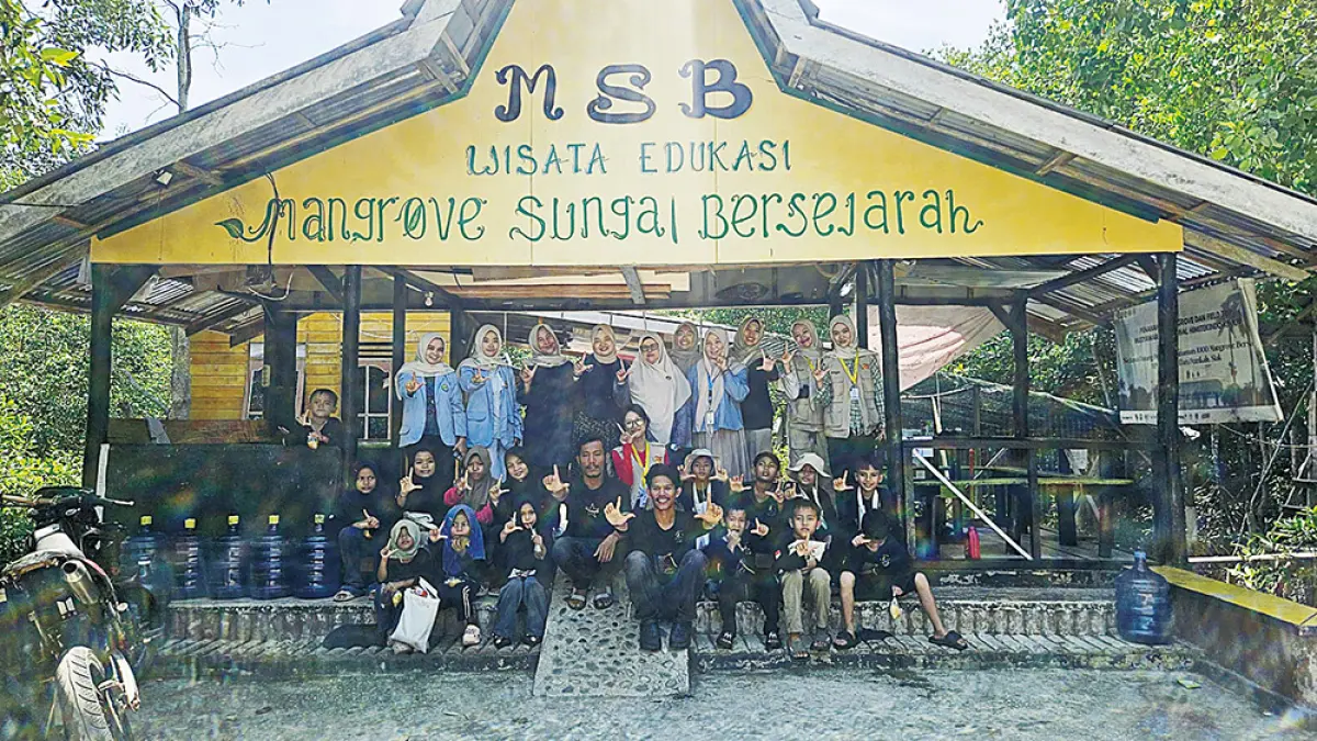 FOTO BERSAMA: Tim dosen, mahasiswa dan peserta pengabdian foto bersama di Sekolah Alam Bakau Mangrove Sungai Bersejarah di Kabupaten Siak, Ahad (28/6/2026) lalu. (unri untuk riau pos)
