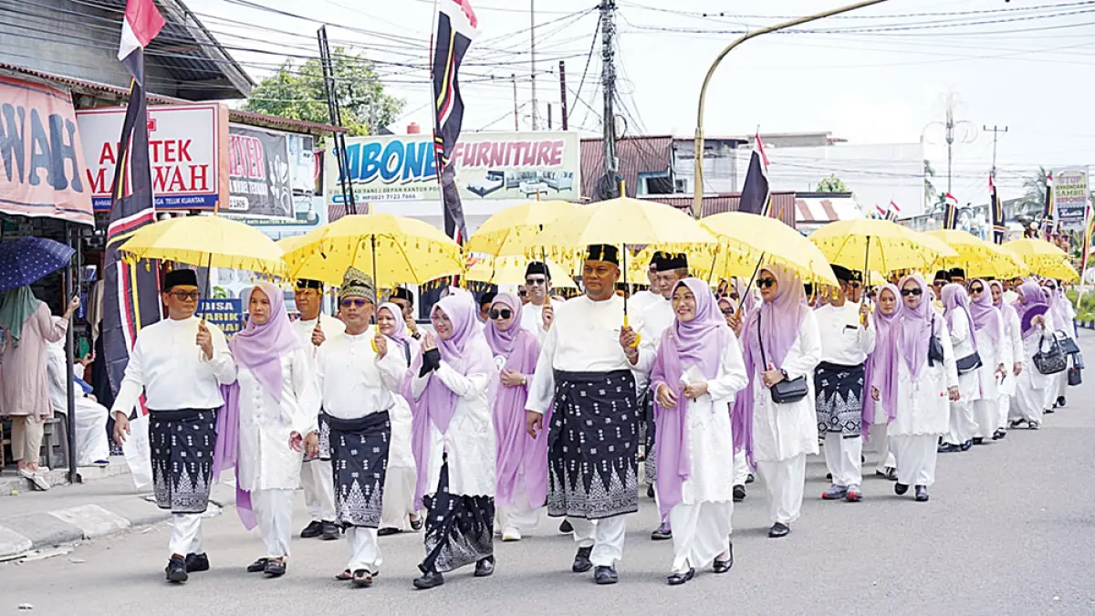 PIMPIN PAWAI TAARUF: Bupati Siak Afni Z dan suami Triono Dul Halim ST, Wabup Syamsurizal dan istri Siti Sarifah mengikuti pawai taaruf Musabaqah Tilawatil Qur’an (MTQ) ke- 44 Tingkat Provinsi Riau yang digelar di Kabupaten Kuantan Singingi, Sabtu (27/6/2026). (JPG)

