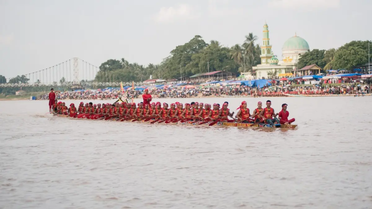Jalur Keramat Jubah Merah saat akan berpacu di Pacu Jalur Rayon II Tepian Narosa Teluk Kuantan, Selasa (30/6/2026) petang.(DESRIANDI CANDRA/RIAUPOS.CO)