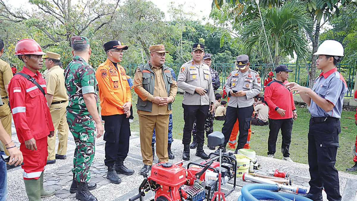 MENINJAU PERLENGKAPAN: Wabup Siak Syamsurizal, Kalaksa BPBD  Siak Novendra Kasmara, Kapolres Siak AKBP Sepuh Ade Irsyam Siregar SH SIK MH, meninjau kesiapan peralatan cegah karhutla dalam apel Gelar Pasukan Siaga Karhutla di halaman Kantor Bupati Siak, Kompleks Perkantoran Tanjung Agung, Selasa (30/6/2026). (JPG)