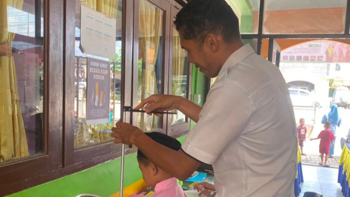 Koordinator Wilayah (Korwil) Disdikbud Kecamatan Rengat Barat, Sanfriadi SPd ikut membantu proses pendaftaran murid baru tingkat SDN, Rabu (1/7/2026). (Disdikbud Inhu untuk Riaupos.co)