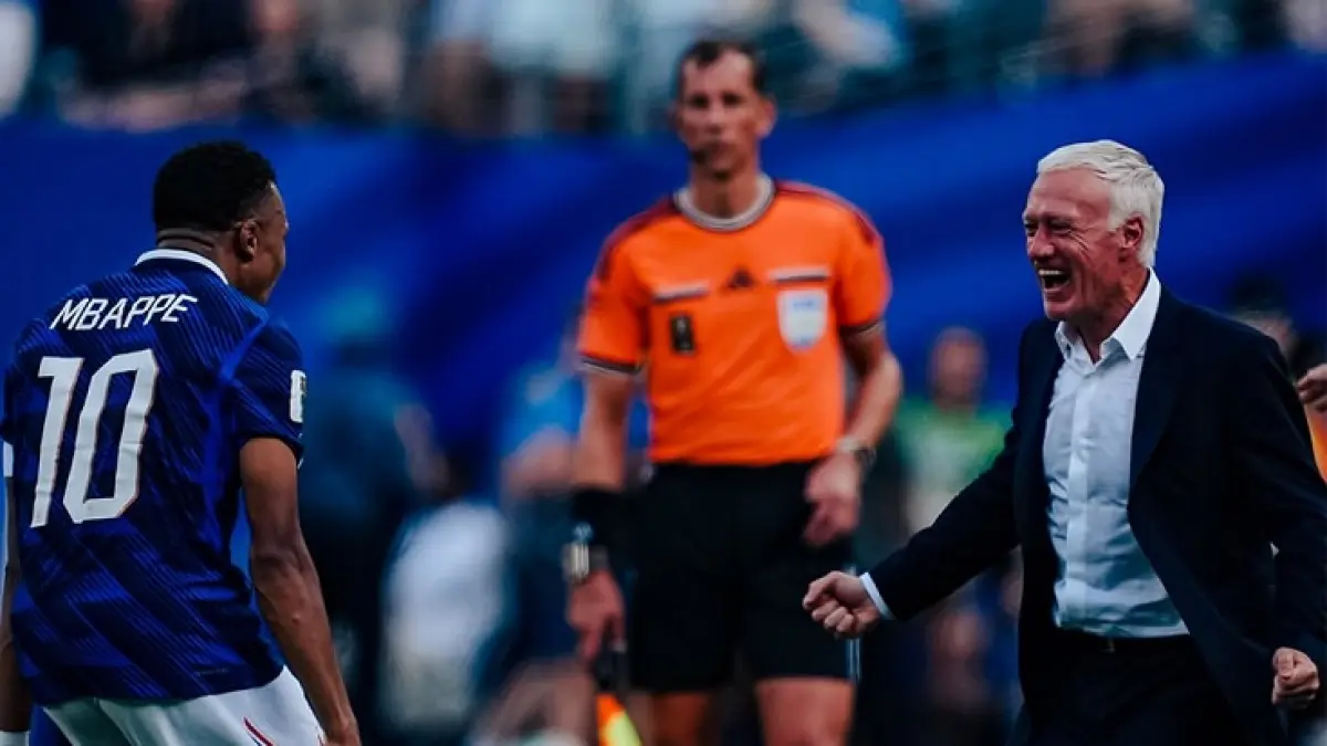 Kylian Mbappe langsung berlari untuk merayakan golnya ke gawang Swedia bersama pelatih Didier Deschamps pada babak 32 besar Piala Dunia 2026. (Instagram @equipedefrance)