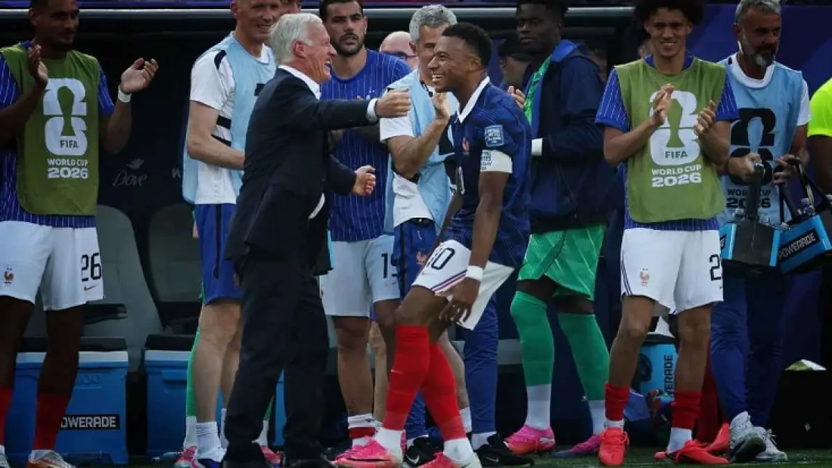 Kylian Mbappé merayakan gol pertamanya melawan Swedia bersama pelatih Prancis Didier Deschamps. (Ian MacNicol/Getty Images)