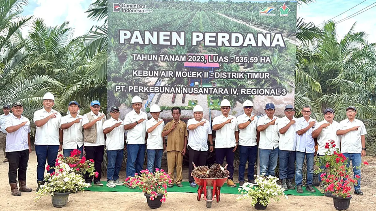 Manajemen PTPN IV REGIONAL III foto bersama saat menghadiri panen perdana tahun tanam 2023, beberapa waktu lalu. (HUMAS  PTPN III UNTUK RIAU POS)