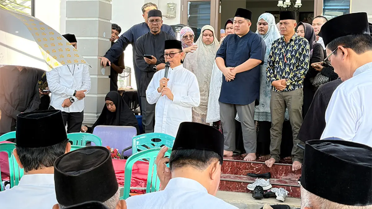 Mantan Gubernur Riau HM Rusli Zainal melayat jenazah Kadis Kominfoss Kuansing H Doni Aprialdi SH MH di rumah duka, Rabu (1/7/2026). Foto Kominfoss Kuansing