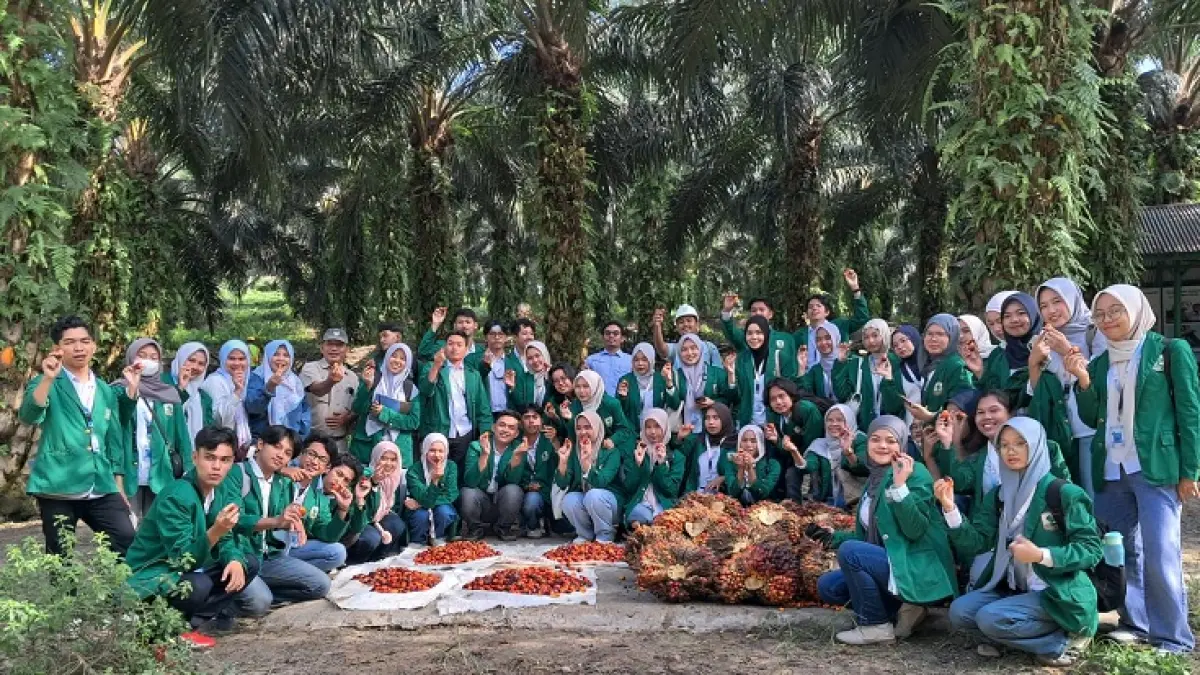 Para mahasiswa Universitas Andalas foto bersama saat kunjungan ke kebun dan pabrik PT IIS Buatan, Kabupaten Pelalawan, Senin (29/6/2026). (Istimewa)