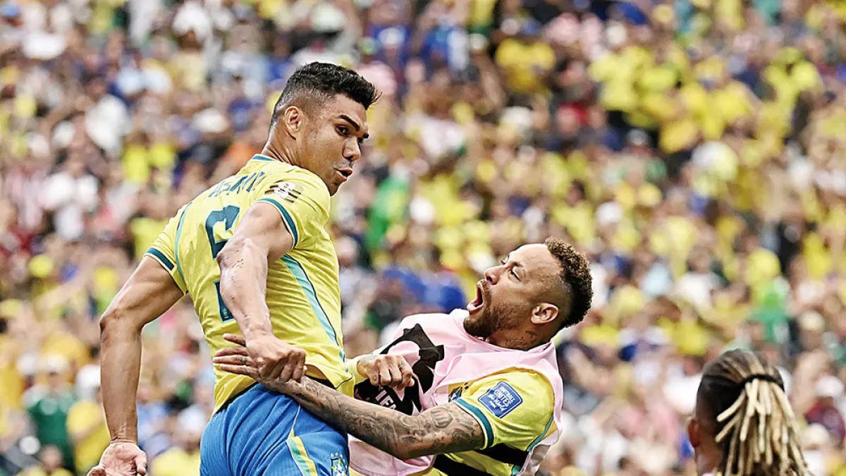 Pemain Brazil Casemiro (kiri) dan Neymar  (kanan) meluapkan  kegembiraan setelah mencetak gol ke gawang Jepang di Stadion Houston, Houston, Selasa (30/6/2026). (Paul ELLIS/AFP)