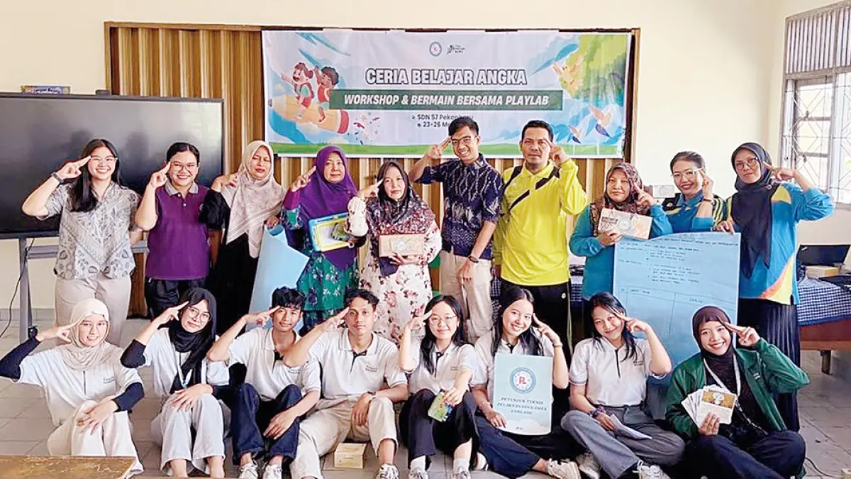 PERLENGKAPAN SEKOLAH: Warga mulai berbelanja perlengkapan sekolah berupa buku tulis di salah satu toko di Jalan Puyuhmas untuk persiapan memasuki tahun ajaran baru, Pekanbaru, Senin (29/6/2026). (MHD AKHWAN/RIAU POS)