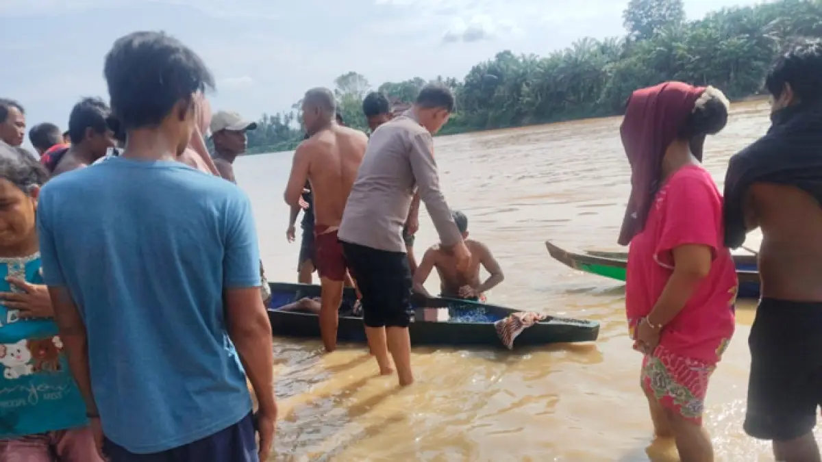 Personel Polsek Cerenti mengevakuasi warga Peranap yang ditemukan tenggelam di Sungai Kuantan, Kecamatan Cerenti, Selasa (30/6/2026). (Polsek Cerenti untuk Riaupos.co)