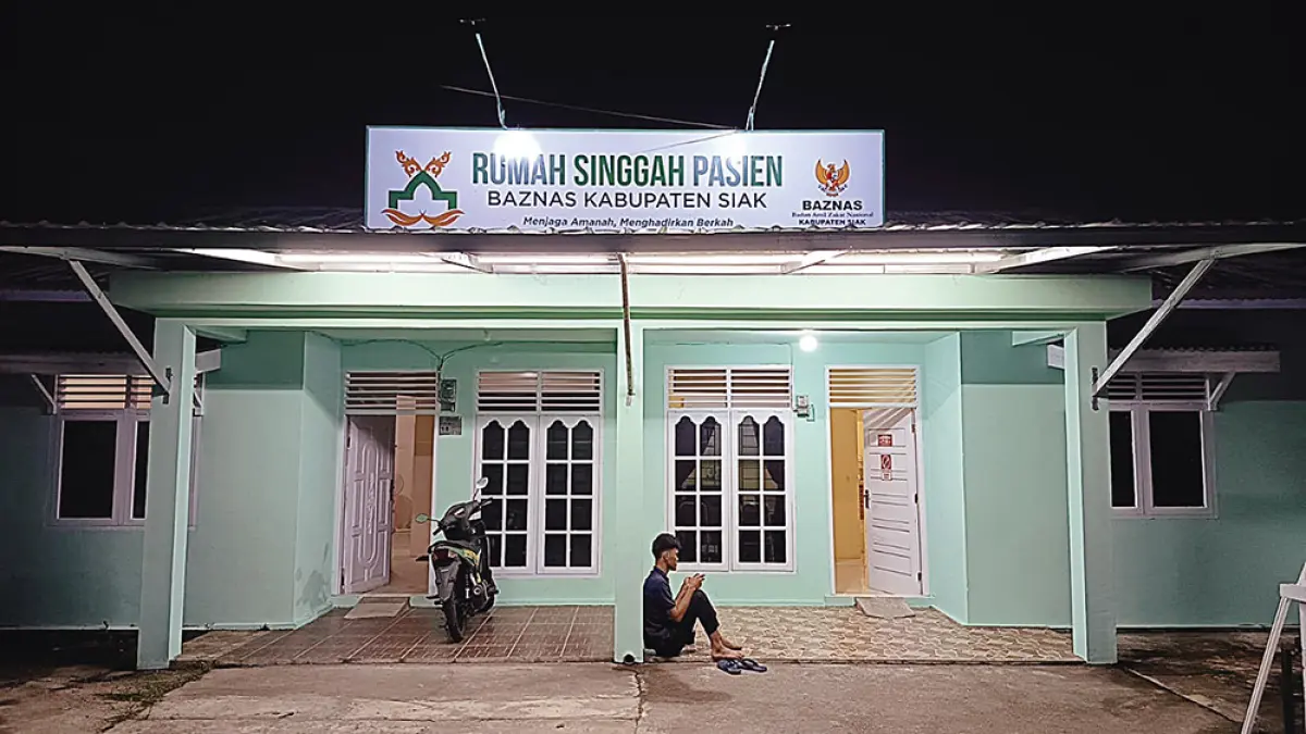 RUMAH SINGGAH: Rumah Singgah sementara berupa dua pintu rumah kontrakan berada di depan RSUD Tengku Rafian dikelola Baznas Siak, belum lama ini. (BAZNAS SIAK UNTUK RIAU POS)
