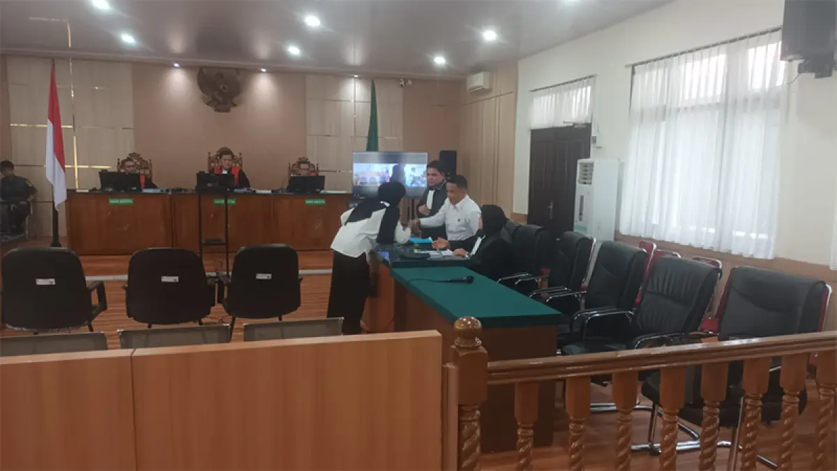 Terdakwa Dani M Nursalam bersalaman dengan saksi yang merupakan istrinya yang dihadirkan dalam persidangan di Pengadilan Tipikor, Pekanbaru, Rabu (1/7/2026). (MHD AKHWAN/RIAUPOS.CO)