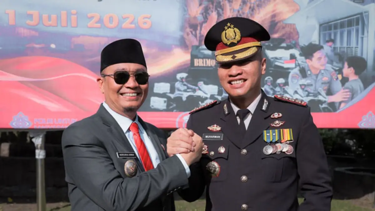 Wawako Pekanbaru Markarius Anwar bersalaman dengan Kapolresta Pekanbaru Kombes Pol Muharman Arta saat upacara Hari Bhayangkara ke 80 di MPP Pekanbaru, Rabu (1/7/2026). (Istimewa)