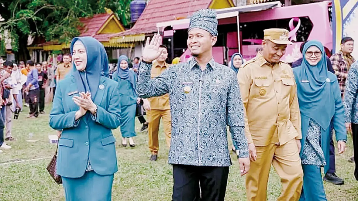 HADIRI HKG: Wali Kota Pekanbaru Agung Nugroho bersama Ketua TP PKK Pekanbaru Sulastri dan Wawako Markarius Anwar bersama Ketua I TP PKK Pekanbaru Sari Rahmawati menghadiri puncak peringatan Hari Kesatuan Gerak (HKG) PKK ke-54 di Lapangan Bukit Putera, Senapelan, Senin (29/6/2026). (Pemko pekanbaru untuk riau pos)

