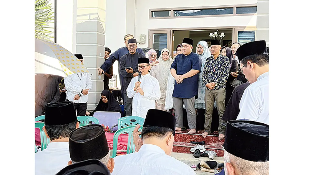 LEPAS JENAZAH: Mantan Gubernur Riau Rusli Zainal saat melepas keberangkatan jenazah Kepala Dinas Komunikasi, Informatika, Statistik dan Persandian (Kominfoss) Kabupaten Kuantan Singingi H Doni Aprialdi SH MH menuju tempat pemakaman, Rabu (1/7/2026). (desriandi candra/riau pos)
