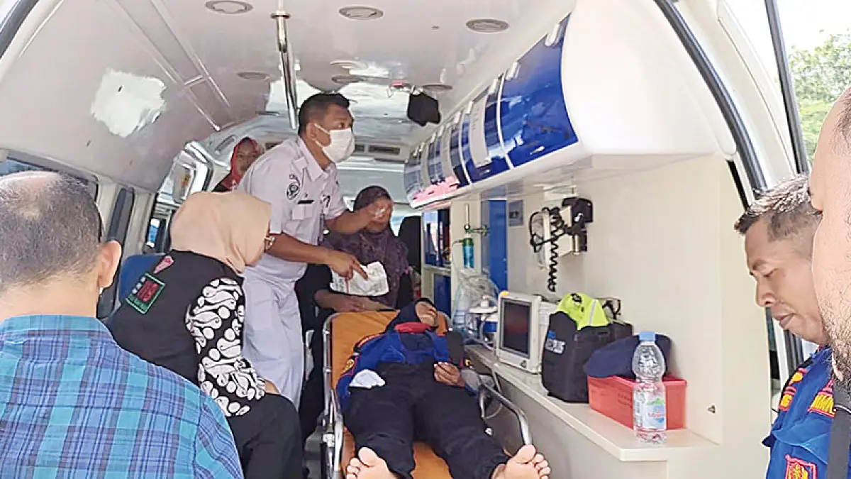 AMBULANS GRATIS: Petugas PSC 119 di bawah naungan Dinas Kesehatan Rohul memberikan pelayanan ambulans gratis dan penanganan kedaruratan kepada seorang warga, baru-baru ini. ( Dinas Kesehatan Rohul untuk Riau Pos)
