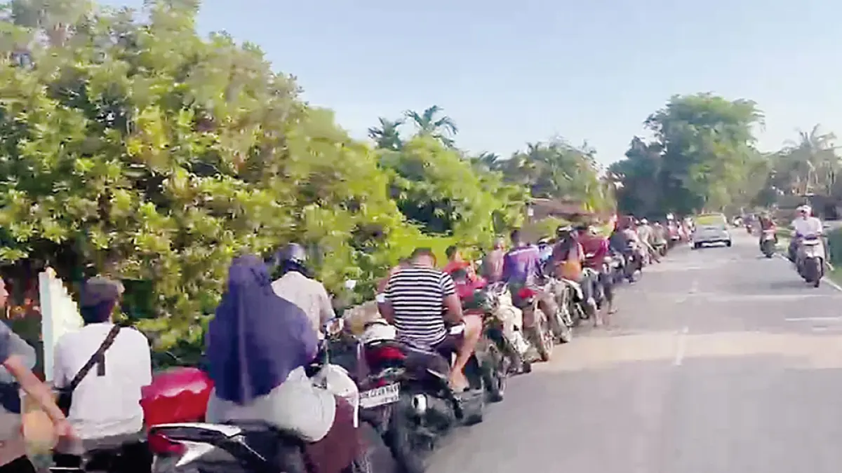ANTREAN PANJANG: Ratusan pengendara roda dua mengantre panjang di SPBU Jalan Bantan, Desa Senggoro, Kecamatan Bengkalis untuk mendapatkan BBM, Rabu (1/7/2026). (abu kasim/riau pos)
