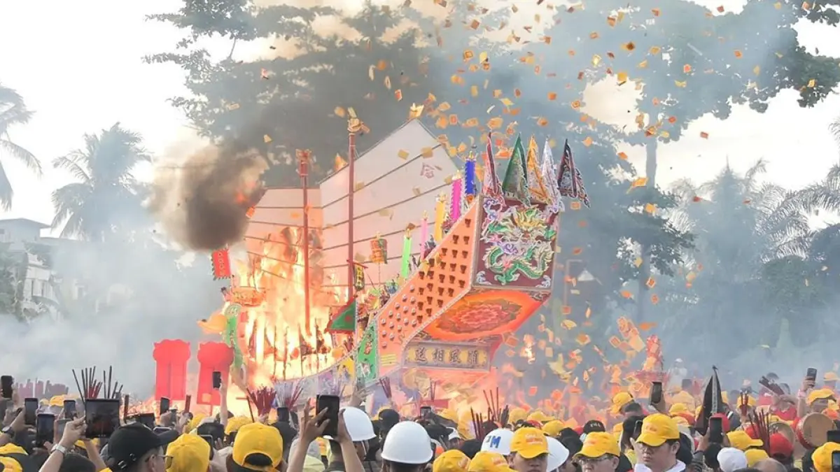 Api mulai melalap replika tongkang pada puncak Festival Bakar Tongkang 2026 di Bagansiapiapi, Rokan Hilir, Rabu (1/7/2026). (ZULFADLI/RIAU POS)