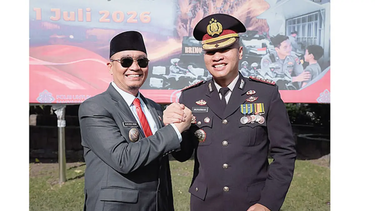 BERSALAMAN: Wawako Pekanbaru Markarius Anwar bersalaman dengan Kapolresta Pekanbaru Kombes Pol Muharman Arta saat upacara Hari Bhayangkara ke-80 di MPP Pekanbaru, Rabu (1/7/2026).  (Pemko pekanbaru untuk riau pos)