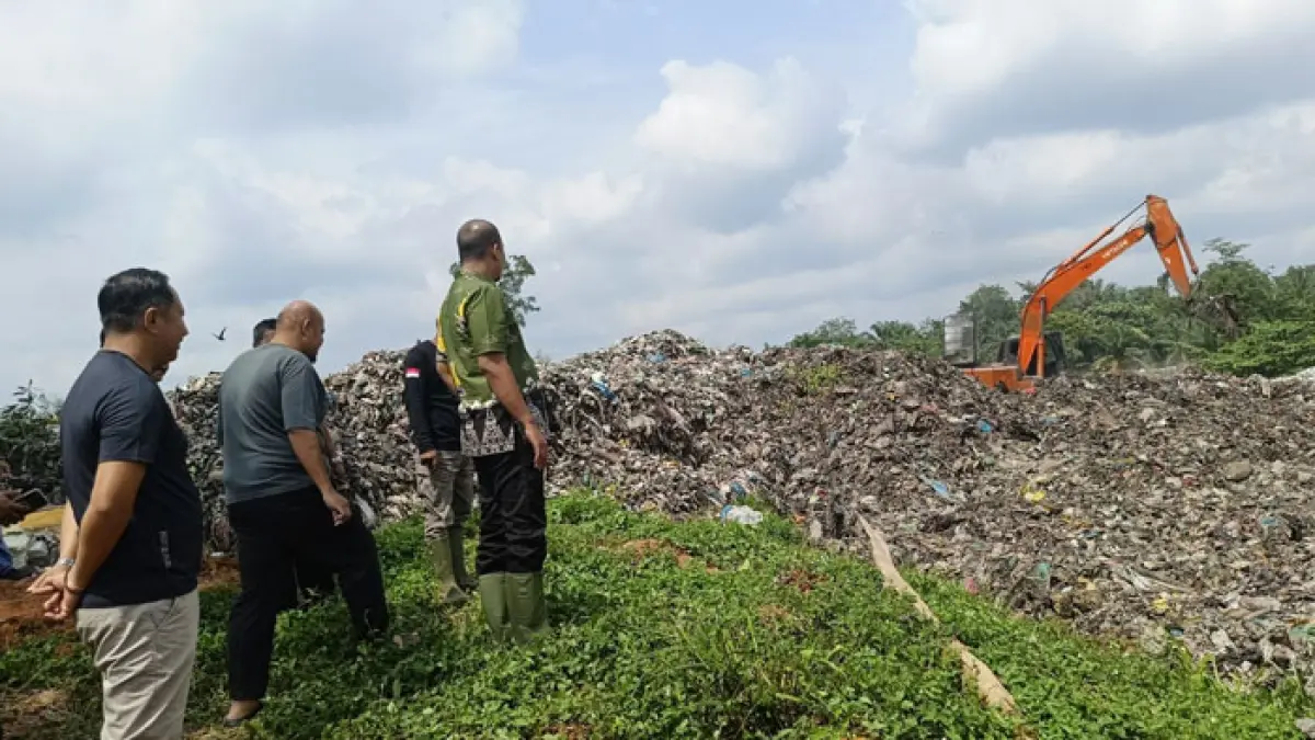 Bupati Inhu Ade Agus Hartanto didampingi Kepala DLH dan KP, Elpahri Adha dan jajaran saat meninjau TPA Batu Canai, Kamis (2/7/2026). (Kasmedi/Riaupos.co)