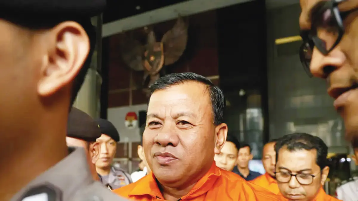 Bupati Kuantan Singingi nonaktif Suhardiman Amby memakai rompi oranye usai ditetapkan sebagai tersangka di Gedung Merah Putih KPK, Jakarta, Rabu (1/7/2026). (JPG)