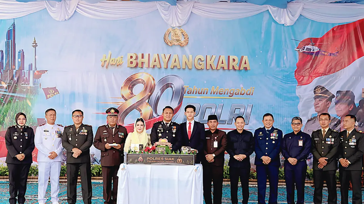 FOTO BERSAMA: Sekda Siak Mahadar foto bersama Kapolres Siak AKBP Sepuh Ade Irsyam Siregar dan jajaran, Ketua DPRD Siak Indra Gunawan dan forkopimda di depan tumpeng saat syukuran Hari Bhayangkara di Lapangan Siak Bermadah, Rabu (1/7/2026).(JPG)

