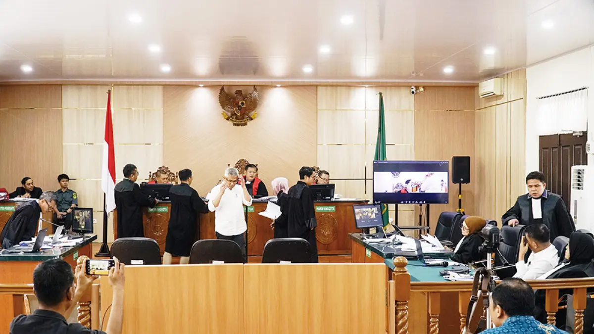 Kepala Dinas PUPR-PKPP Riau nonaktif Muhammad Arief Setiawan dan mantan Tenaga Ahli Gubernur Riau Dani M Nursalam saat menjalani sidang di Pengadilan Tipikor pada Pengadilan Negeri Pekanbaru, Rabu (1/7/2026). Foto kanan, surat yang disebut saksi dari Abdul Wahid untuk Dani M Nursalam yang dititipkan kepada istrinya ditampilkan dalam sidang. (MHD AKHWAN/RIAUPOS/Fopin Sinaga/RPG)