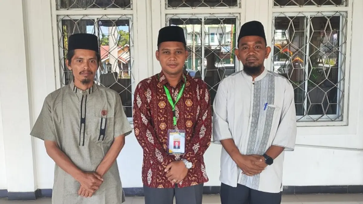 Kabag Kesra Setkab Siak Bayhaki (kanan) foto bersama finalis tafsir Bahasa Inggris Tri Fiandika (tengah) di Telukkuantan, Kuansing, Kamis (2/7/2026). (Istimewa)