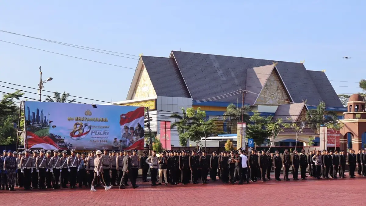 Kapolres Bengkalis AKBP Fahrian Saleh Siregar memeriksa pasukan dalam rangka HUT ke-80 Bhayangkara di Halaman Mapolres Bengkalis pada, Rabu (1/7/2026).&nbsp;(Polres Bengkalis)