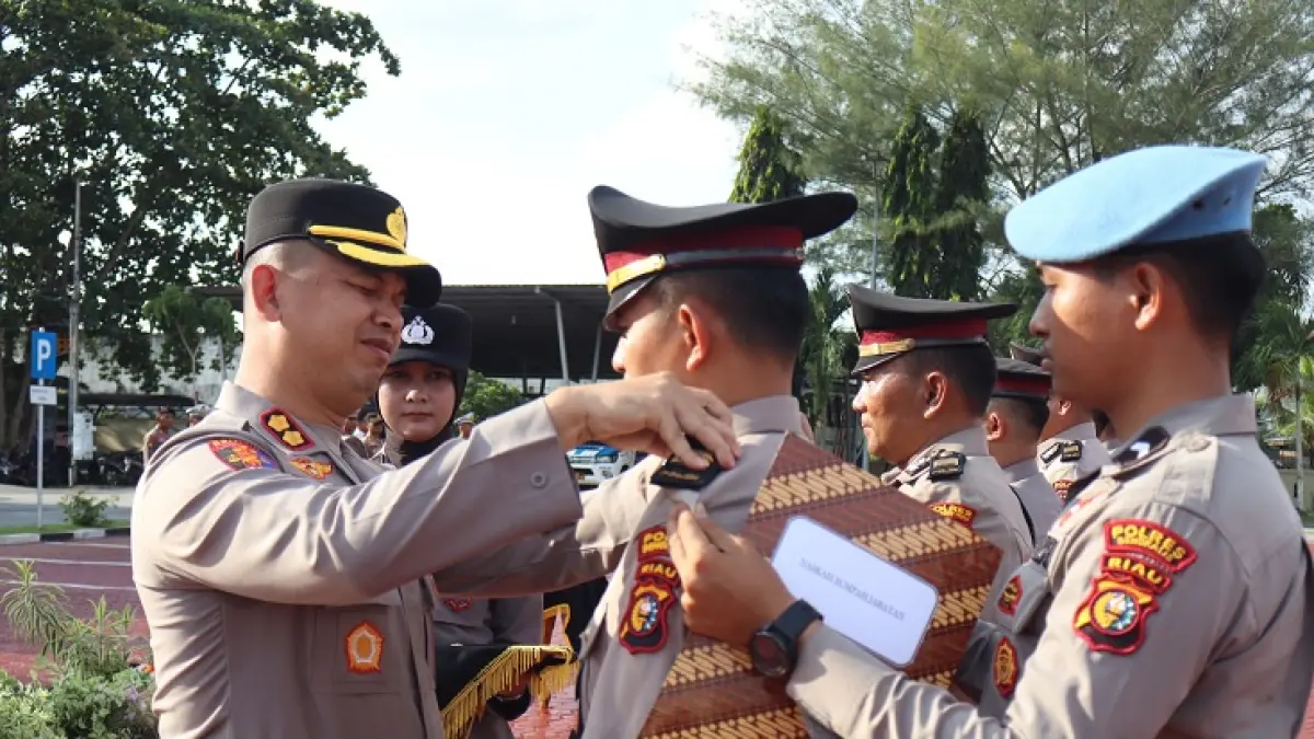 Kapolres Bengkalis AKBP Fahrian Saleh Siregar memimpin pelantikan Kapolsek Mandau di halaman Polres Bengkalis, Rabu (1/7/2026). (Polres Bengkalis)