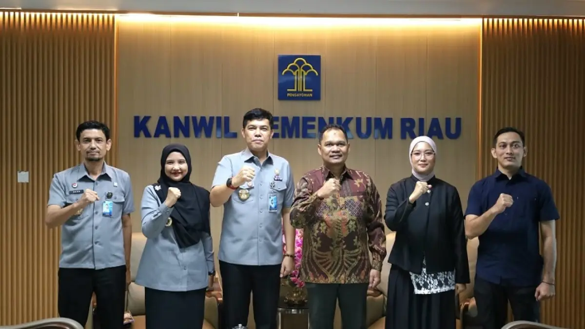 Kepala Kanwil Kemenkum Riau Rudy Hendra Pakpahan berfoto bersama rombongan Dansatgaswil Riau Densus 88 AT Polri pada Selasa (30/6/2026). (Humas Kanwil Kemenkum Riau)