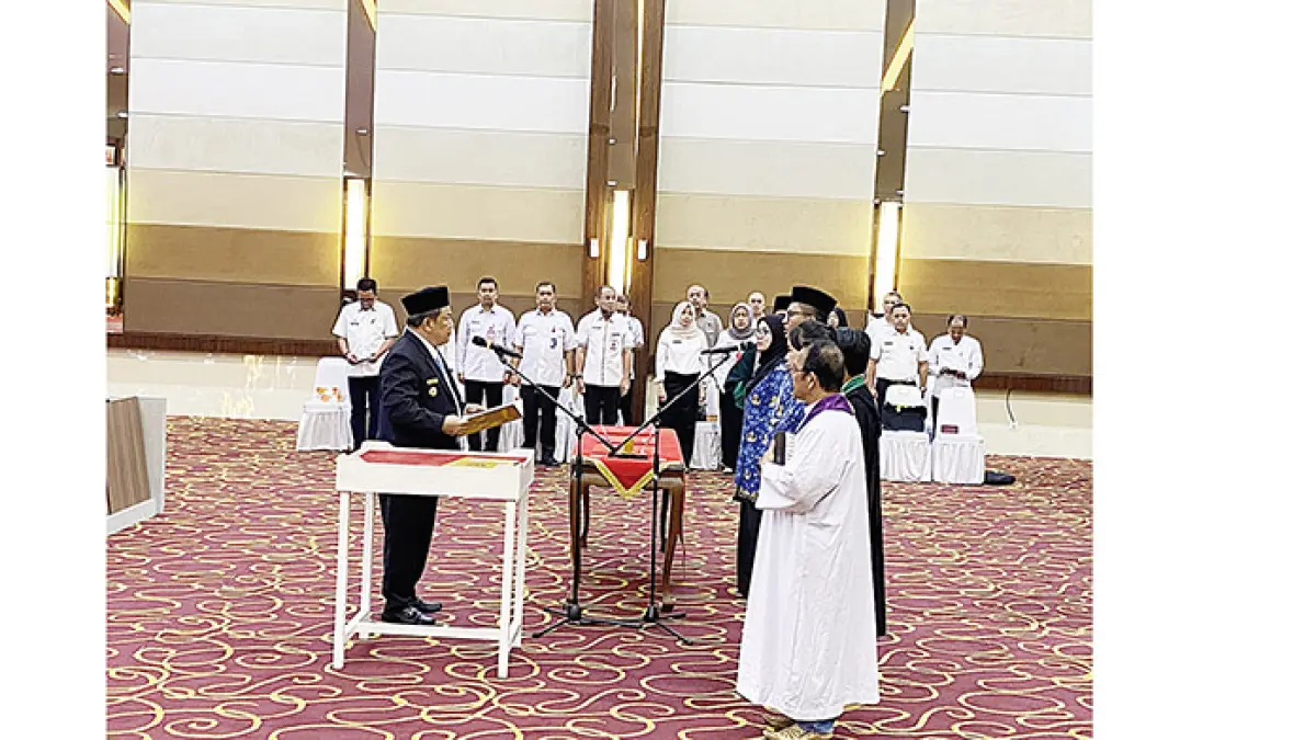 MELANTIK: Plt Gubri SF Hariyanto saat melantikan PNS di lingkungan Pemprov Riau, Rabu (1/7/2026). (soleh Saputra/riau pos)

