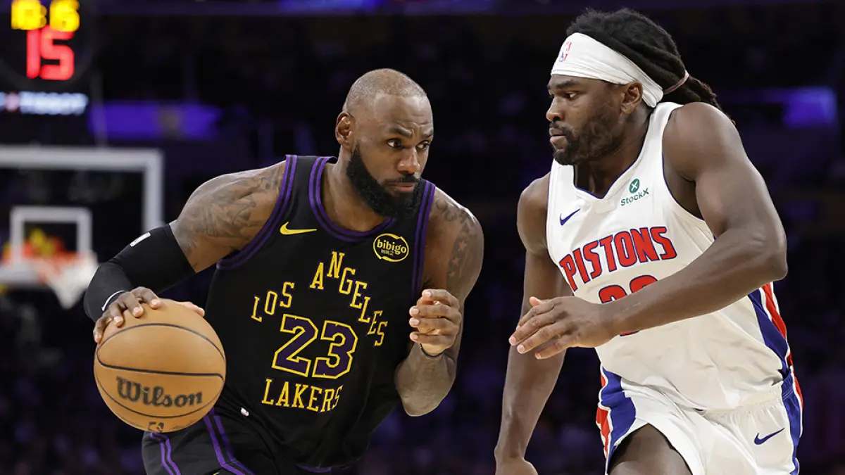 Pebasket LA Lakers LeBron James  menguasai bola saat menghadapi pebasket Detroit Pistons Isaiah Stewart,  beberapa waktu lalu. (AFP)