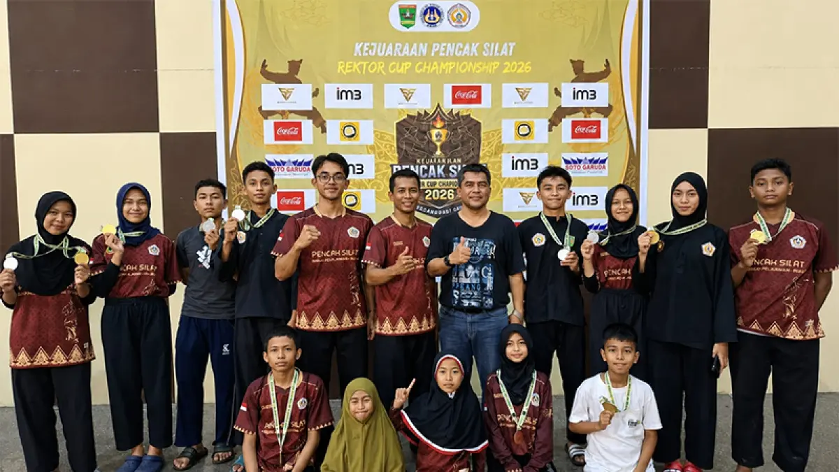 Pelatih Kepala Irfan Fuady SPd MPd bersama dua atlet siswa Sekolah Mutiara Harapan PT RAPP, Agha Danish Fahrezi dan Maliqsyah Arkhananta. (Istimewa)