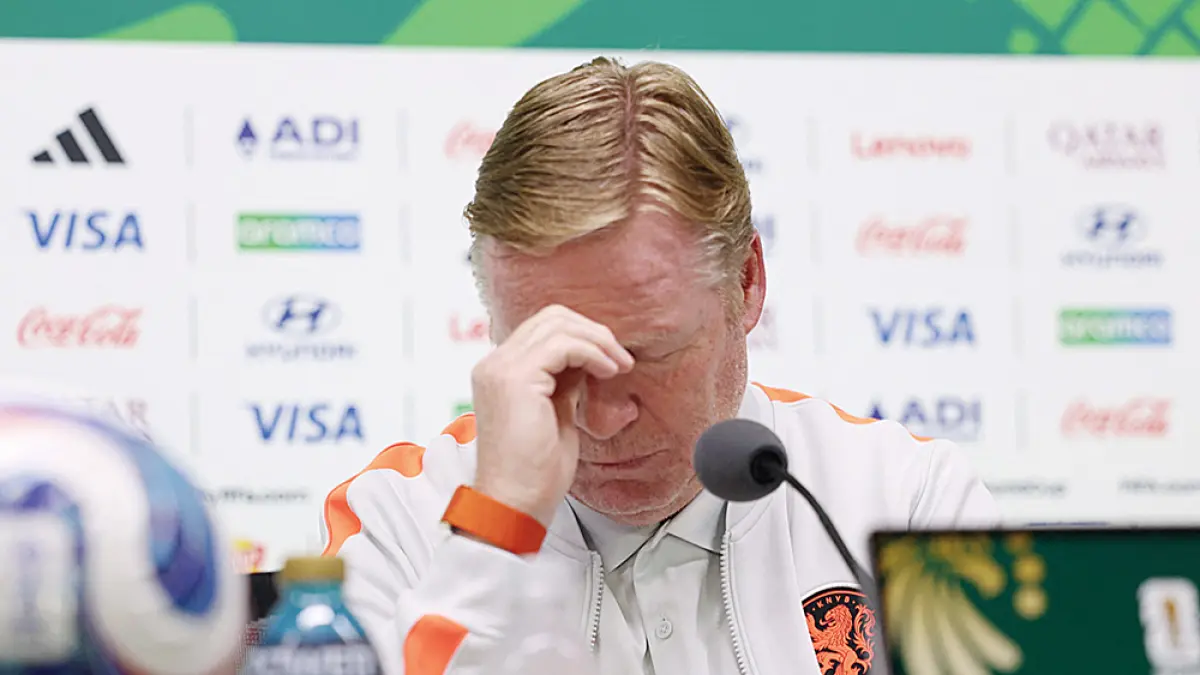 Pelatih kepala timnas Belanda Ronald Koeman memberikan isyarat saat konferensi pers menjelang pertandingan babak 32 besar Piala Dunia 2026 antara Belanda dan Maroko di Stadion Monterrey, Monterrey, Meksiko, Ahad (28/6/2026). (Julio Cesar AGUILAR/AFP)