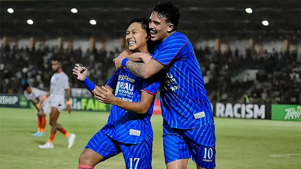 Pemain PSPS Pekanbaru Antonio Gamaroni (kanan) bersama Asir Asiz melakukan selebrasi. (PSPS Pekanbaru)