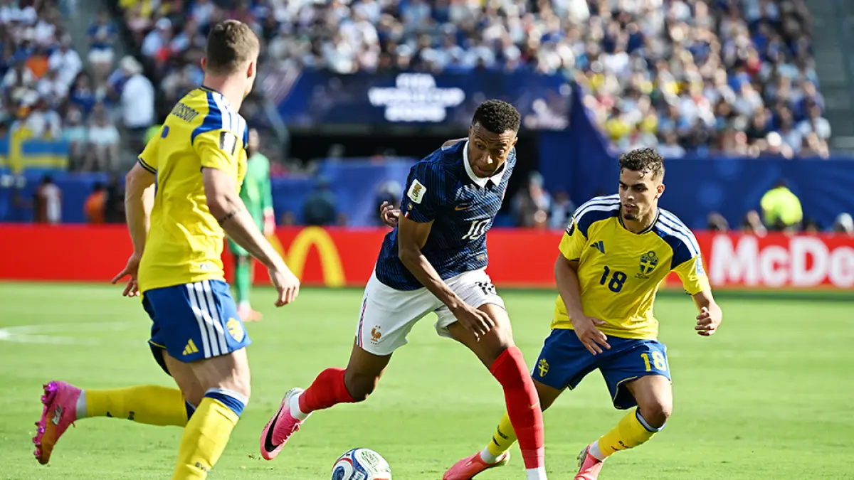 Penyerang Prancis Kylian Mbappe membawa bola saat menghadapi gelandang Swedia Yasin Ayari dalam pertandingan babak 32 besar Piala Dunia di Stadion New York/New Jersey, East Rutherford, Selasa (30/6/2026).  (Jewel SAMAD/AFP)