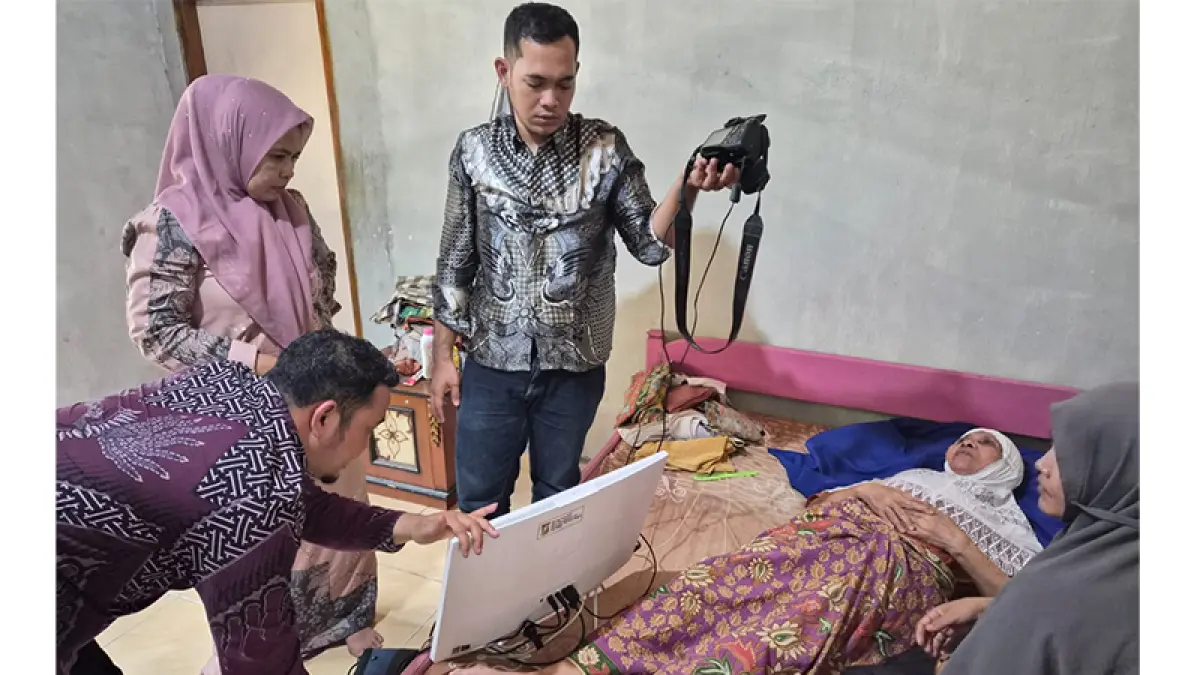 Petugas Disdukcapil melakukan perekaman e-KTP warga berusia 78 tahun yang sedang sakit di Desa Muara Uwai, Kecamatan Bangkinang, Kamis (2/7/2026). (Disdukcapil untuk Riaupos.co)