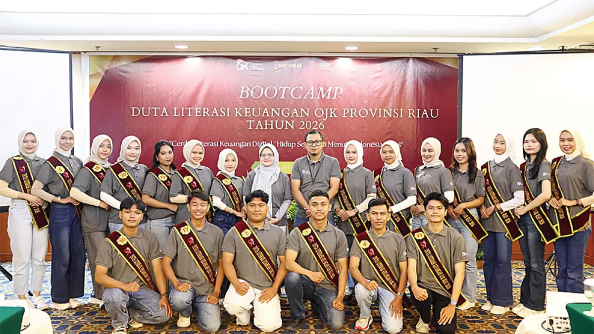 Pihak OJK Provinsi Riau foto bersama dengan para peserta saat bootcamp Duta Literasi Keuangan di Kampar, Selasa (30/6/2026). (OJK RIau untuk riau pos)