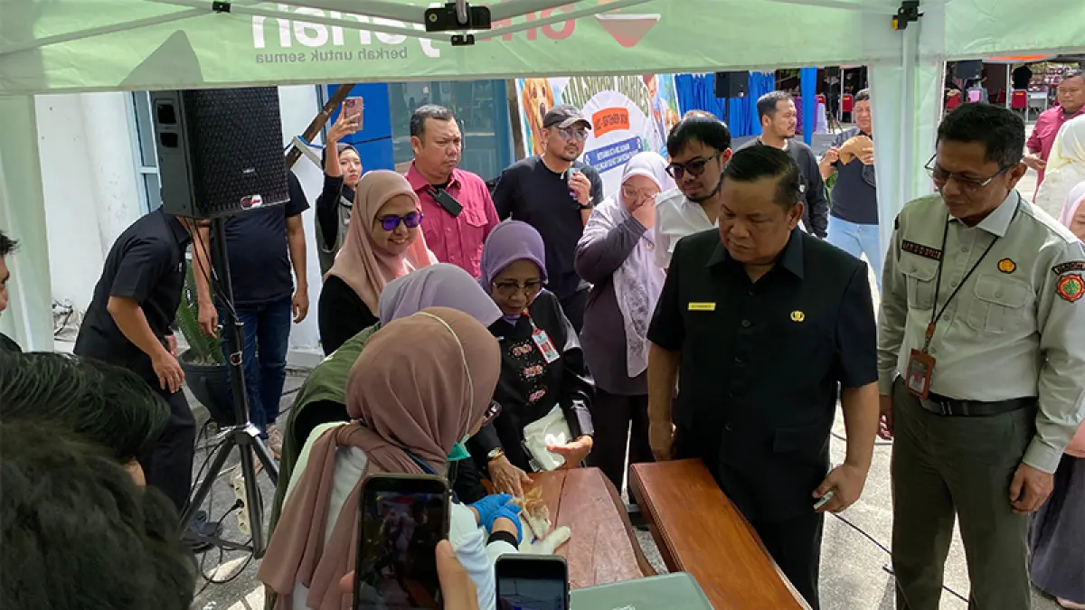 Plt Gubri SF Hariyanto saat meninjau pemberian vaksin rabies di Pekanbaru, Kamis (2/7/2026). (Ft Soleh Saputra)