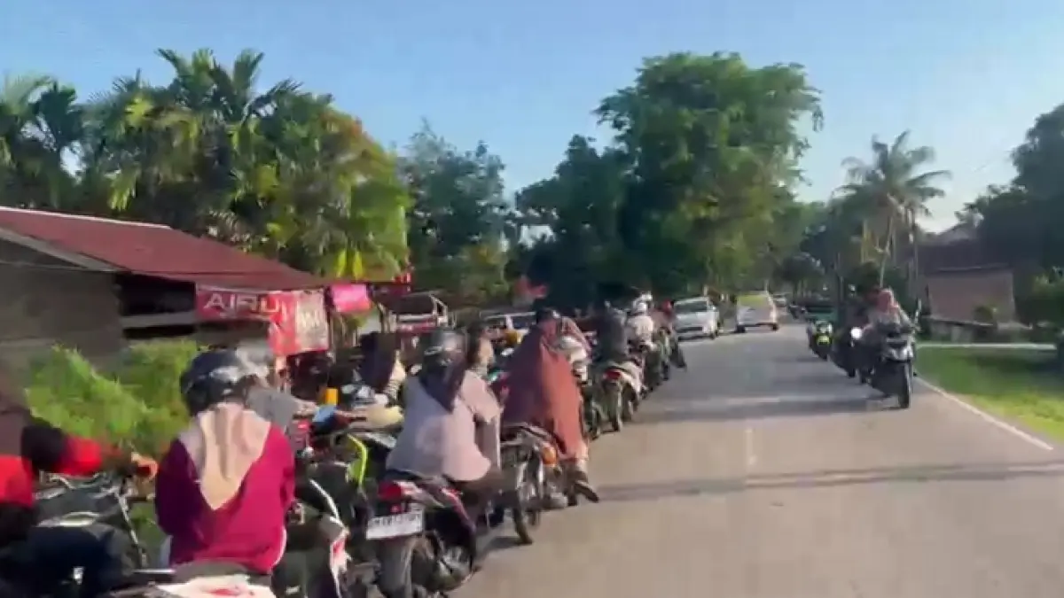 Ratusan kendaraan bermotor mengular saat mengantre untuk mendapatkan BBM di SPBU Jalan Bantan, Desa Senggoro pada, Rabu (1/7/2026) sore.(Abu Kasim/Riaupos.co)
