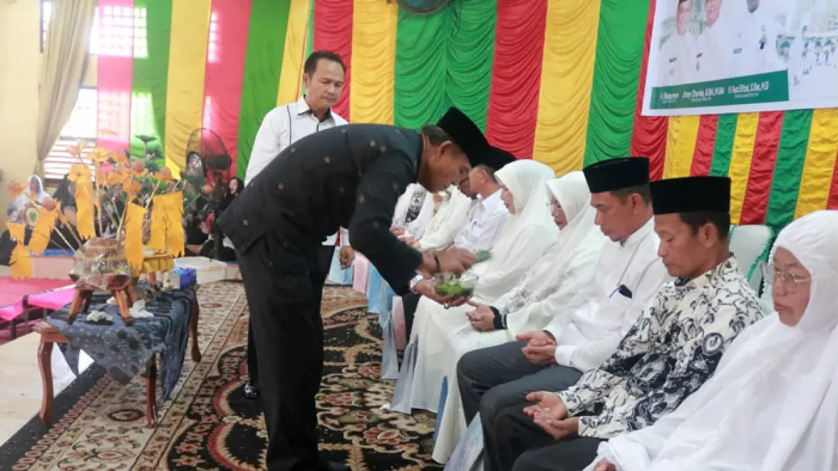Sekum DPH LAMR Rohil Datuk H Bakhtiar SH saat melakukan tepuk tepung tawar dan upah-upah yang merupakan salah satu adat budaya di Rohil, beberapa waktu lalu. (Zulfadhli/Riaupos.co)