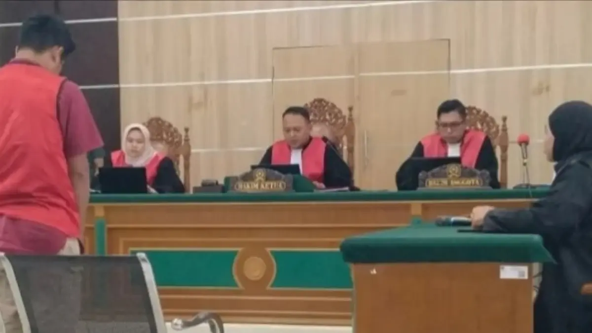 Terdakwa mendengarkan putusan Hakim Pengadilan Negeri Bengkalis terhadap terdakwa tindak pidana narkoba seberat 30 kg di PN Bengkalis, Selasa (30/6/2026). (ISTIMEWA)