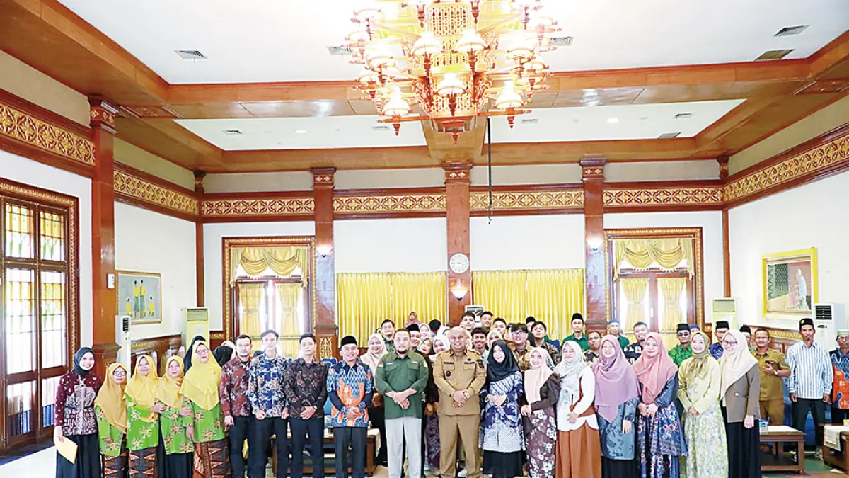 FOTO BERSAMA: Wabup Siak Syamsurizal foto bersama pengurus dalam pengukuhan Dewan Pengurus Daerah (DPD) Ikatan Keluarga Alumni Fakultas Ekonomi dan Bisnis Universitas Muhammadiyah Riau Kabupaten Siak periode 2026–2028 di Ruang Rapat Indra Pahlawan, Kantor Bupati Siak, Selasa (30/6/2026).(JPG)



